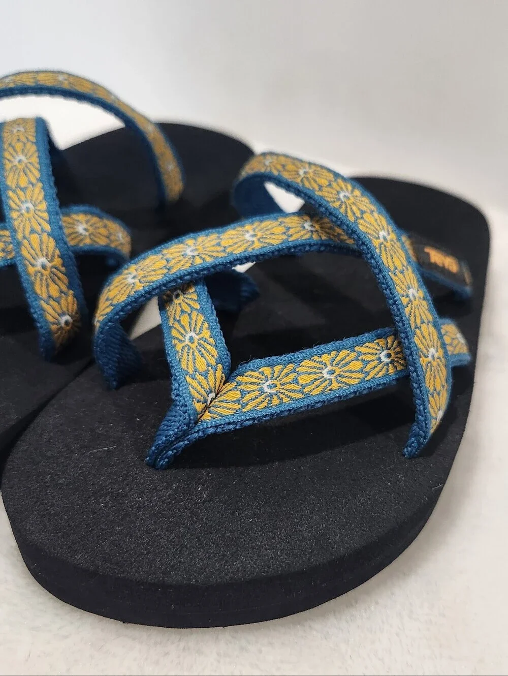 Teva Olowahu Flower Loom Blue Yellow Multi Flip Flop Sandals Girls Size 11